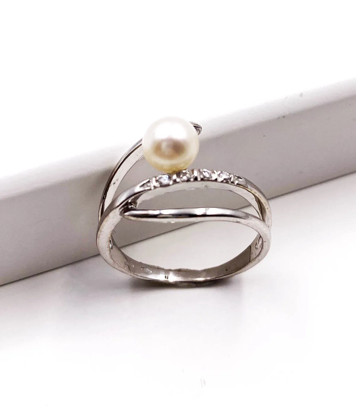 Anello in oro bianco con perla e zirconi