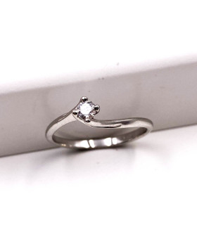 Anello solitario in oro bianco con brillante da 0,10 carati