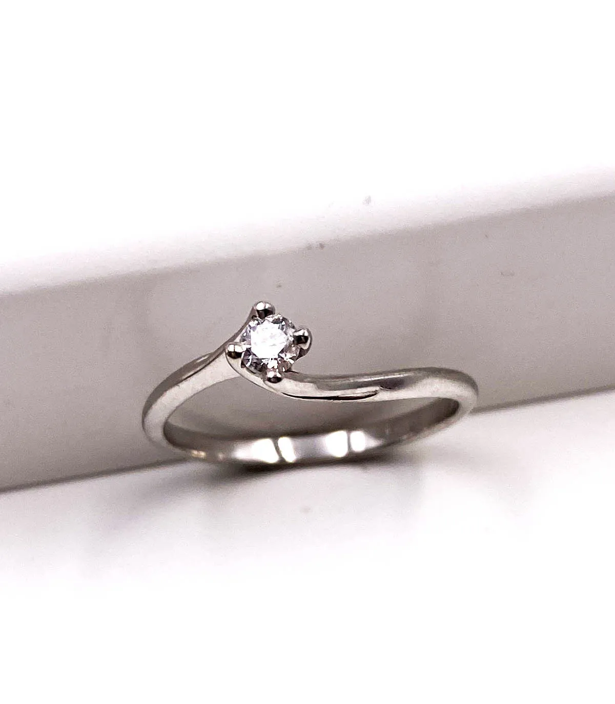 Anello solitario in oro bianco con brillante da 0,10 carati