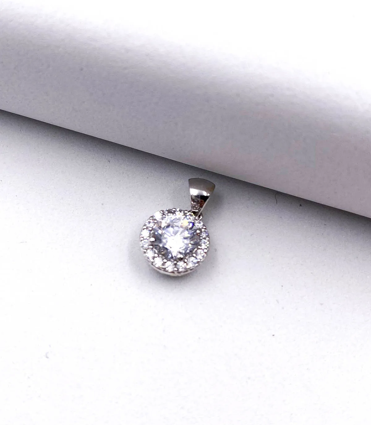 Ciondolo punto luce in oro bianco con zircone