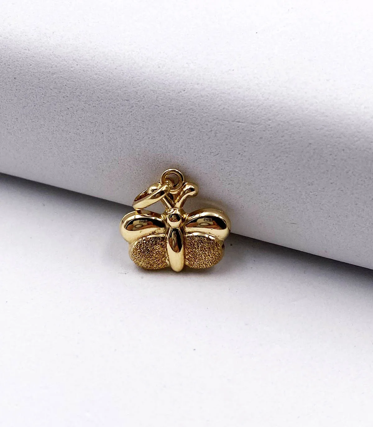 Ciondolo farfalla in oro giallo liscio e satinato