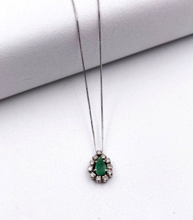 Collana e ciondolo in oro bianco con smeraldo e brillanti
