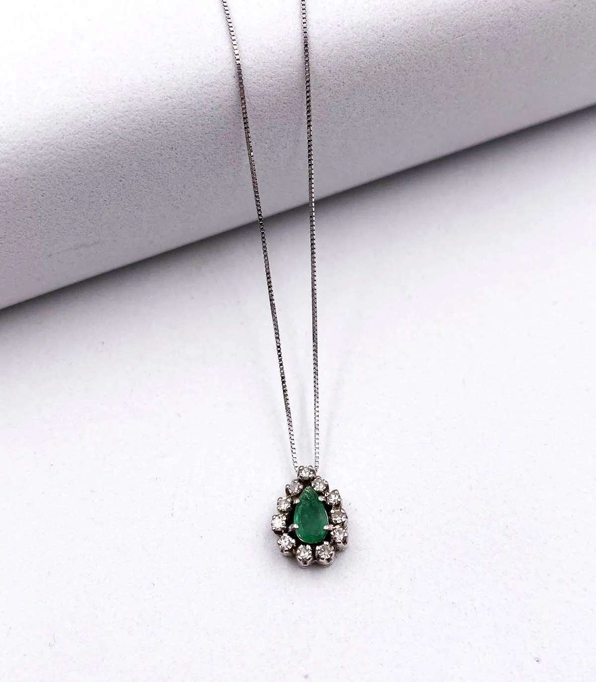 Collana e ciondolo in oro bianco con smeraldo e brillanti