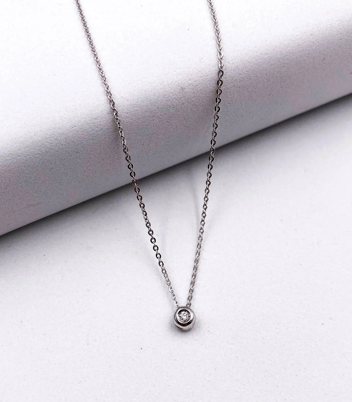 Collana punto luce a cipollina in oro bianco con brillante da 0,05 carati