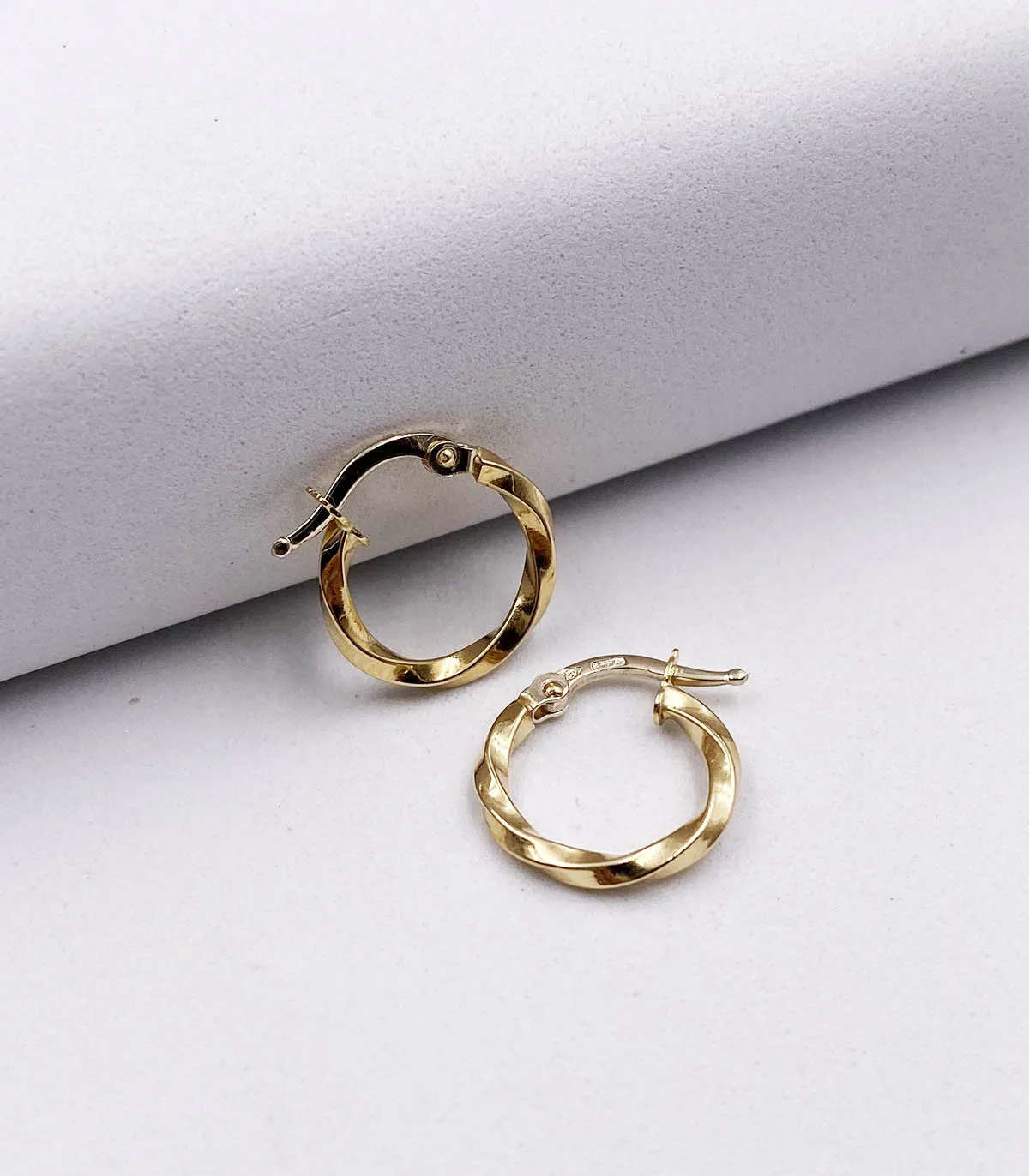 Orecchini a cerchio in oro giallo ondulato