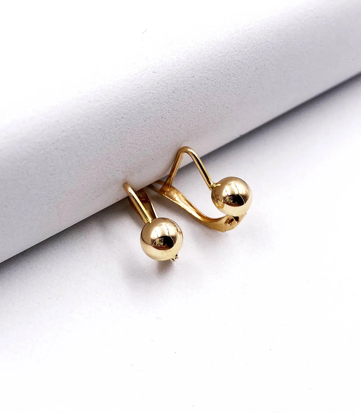 Orecchini pendenti in oro giallo con sfera