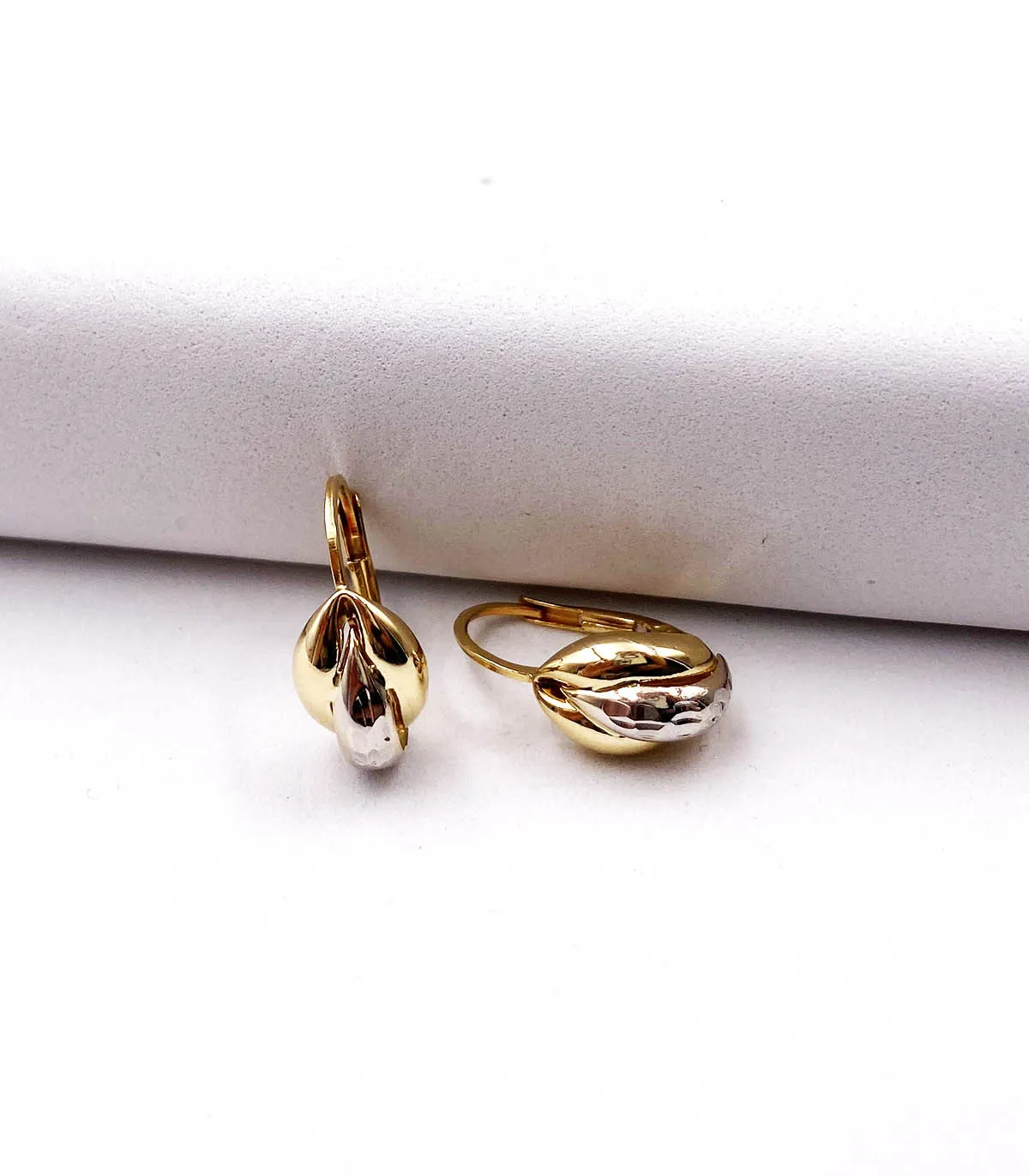 Orecchini pendenti in oro giallo e bianco