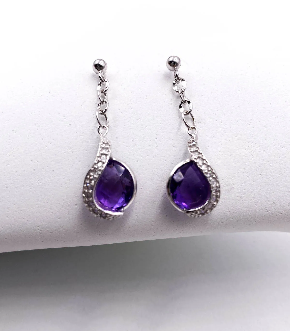 Orecchini pendenti in oro bianco con quarzo viola e zirconi
