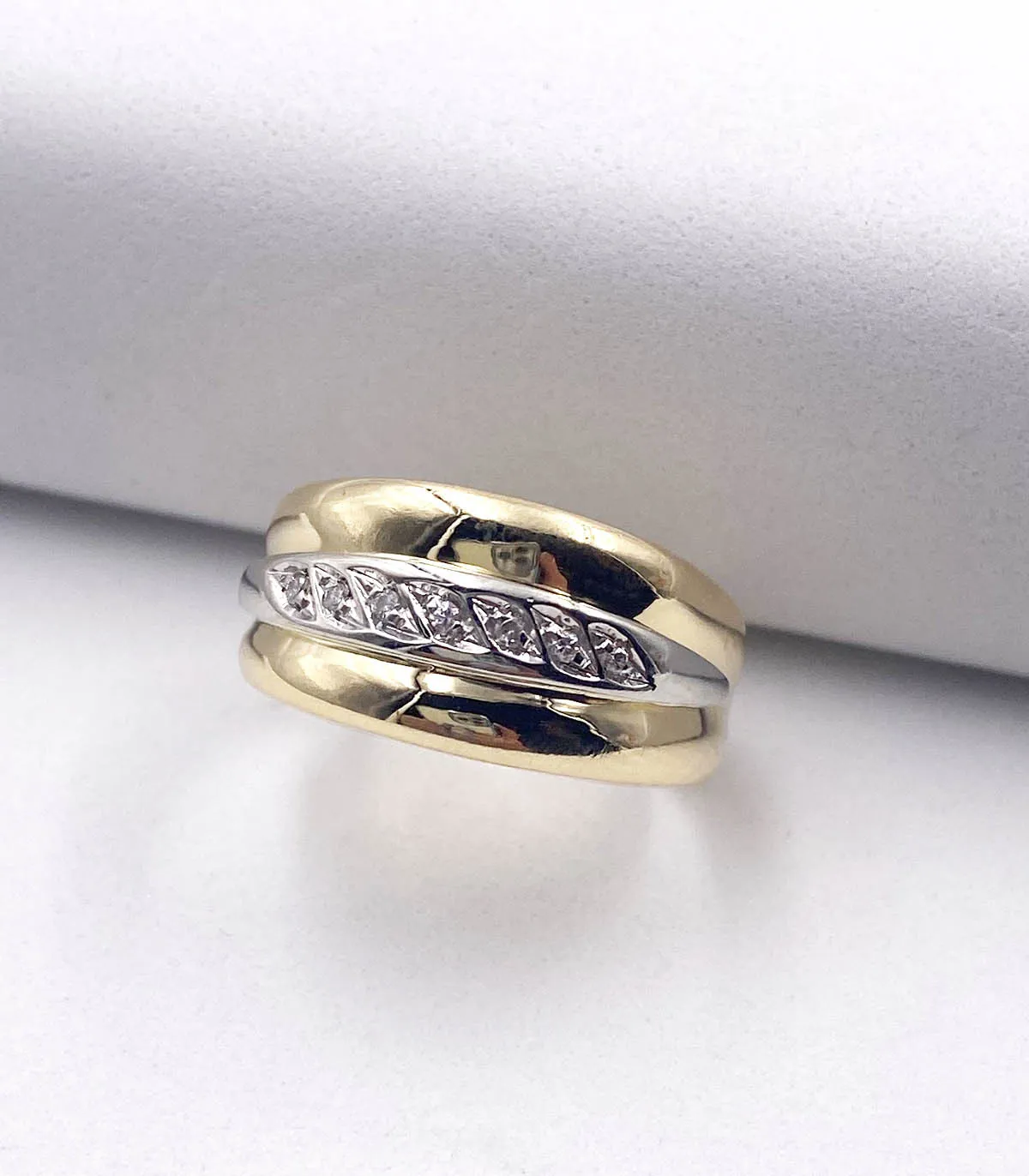 Anello in oro giallo e oro bianco a fascia con brillanti carati totali 0,07