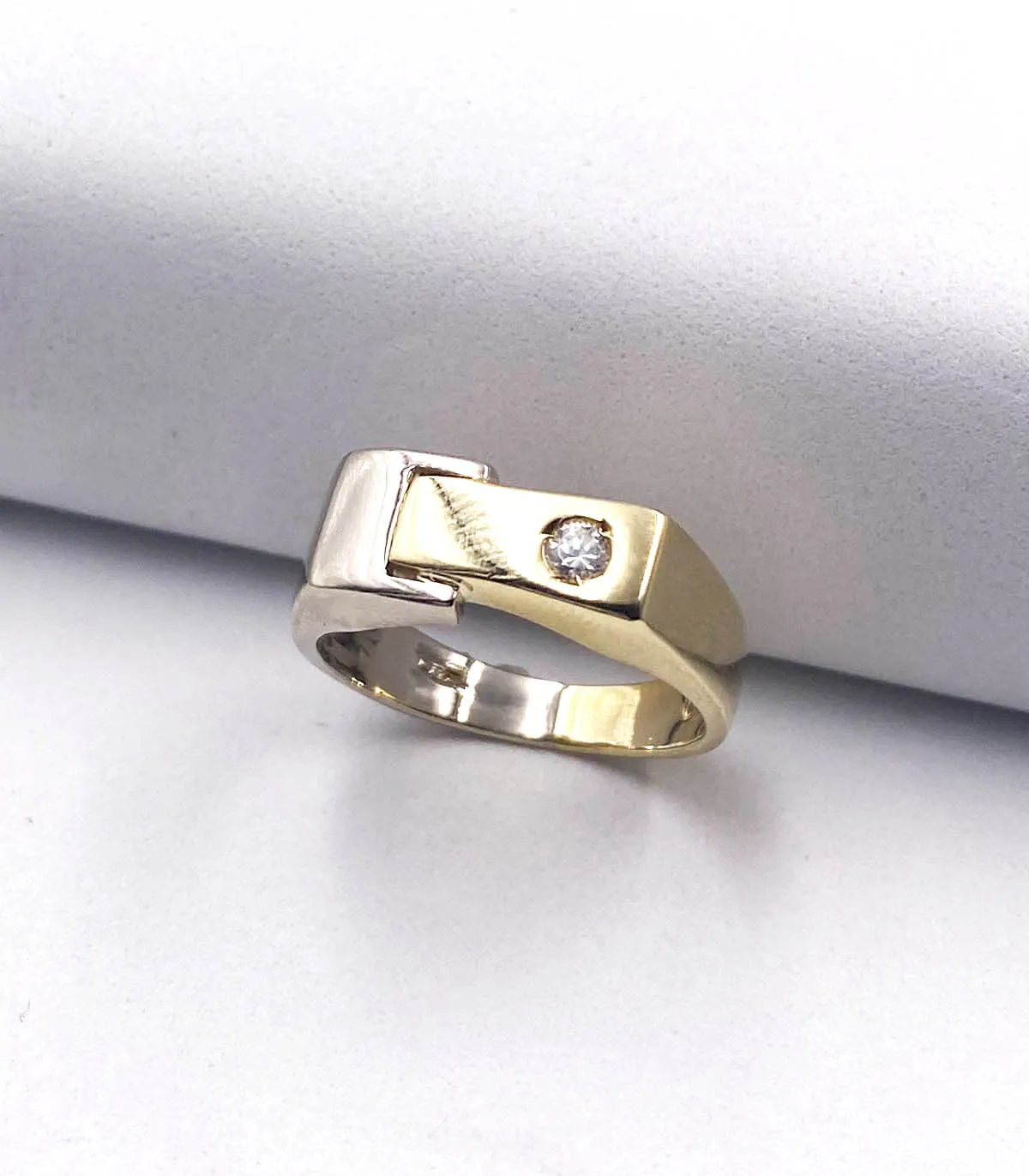 Anello da uomo in oro giallo e oro bianco con zircone