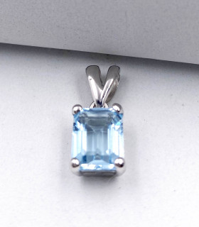 Ciondolo in oro bianco con topazio azzurro