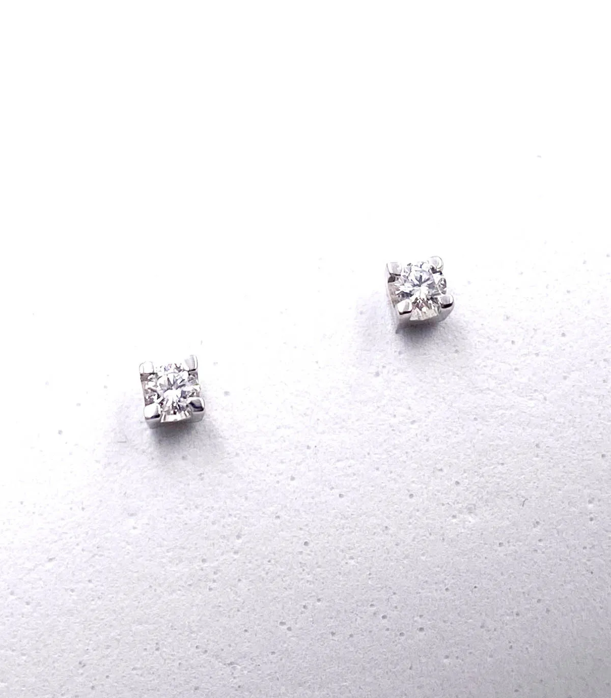 Orecchini punto luce in oro bianco con brillanti carati totali 0,16