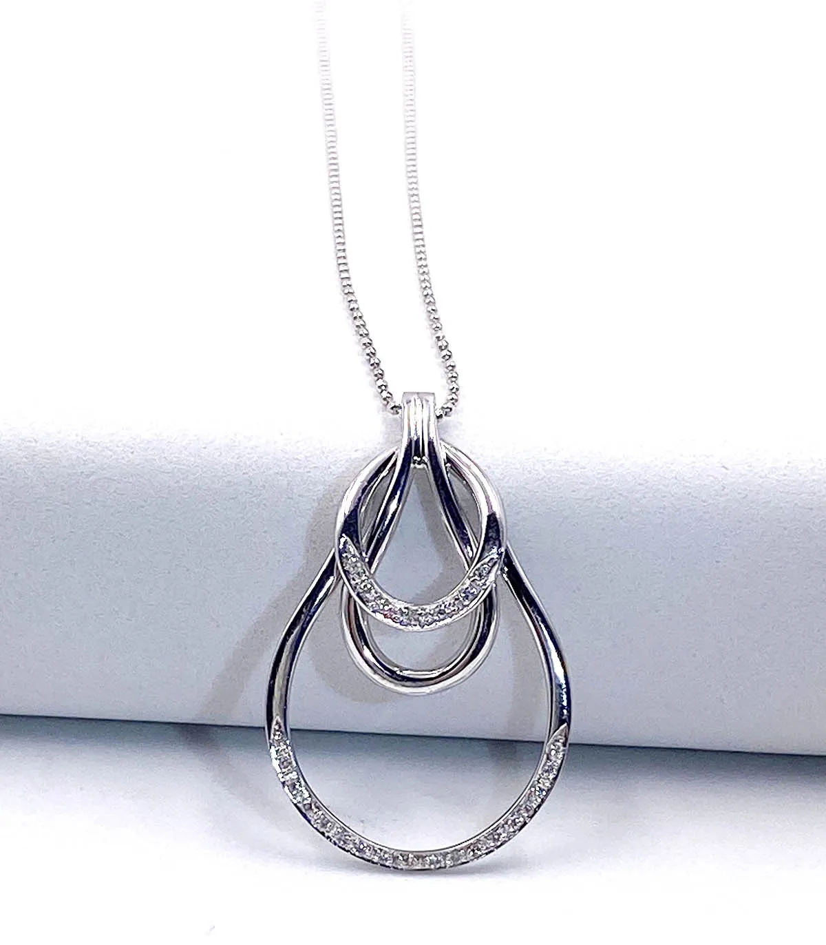 Collana in oro bianco con ciondolo con brillanti carati totali 0,12