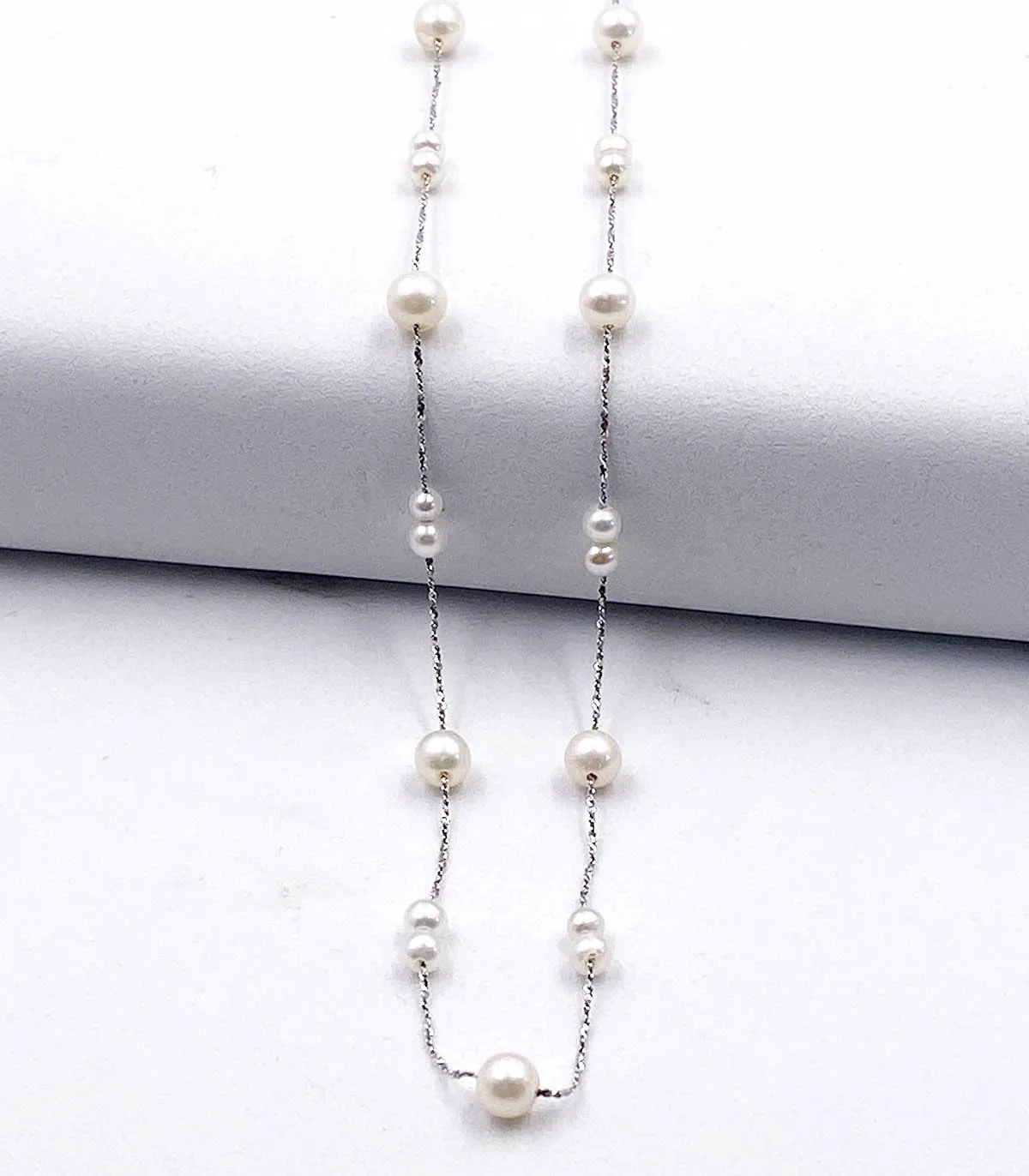 Collana in oro bianco con perle