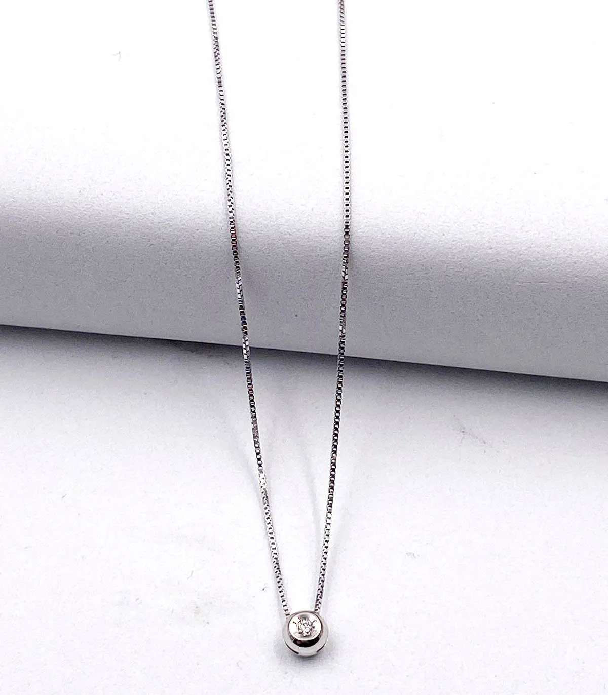 Collana punto luce a cipollina in oro bianco con brillante da 0,05 carati