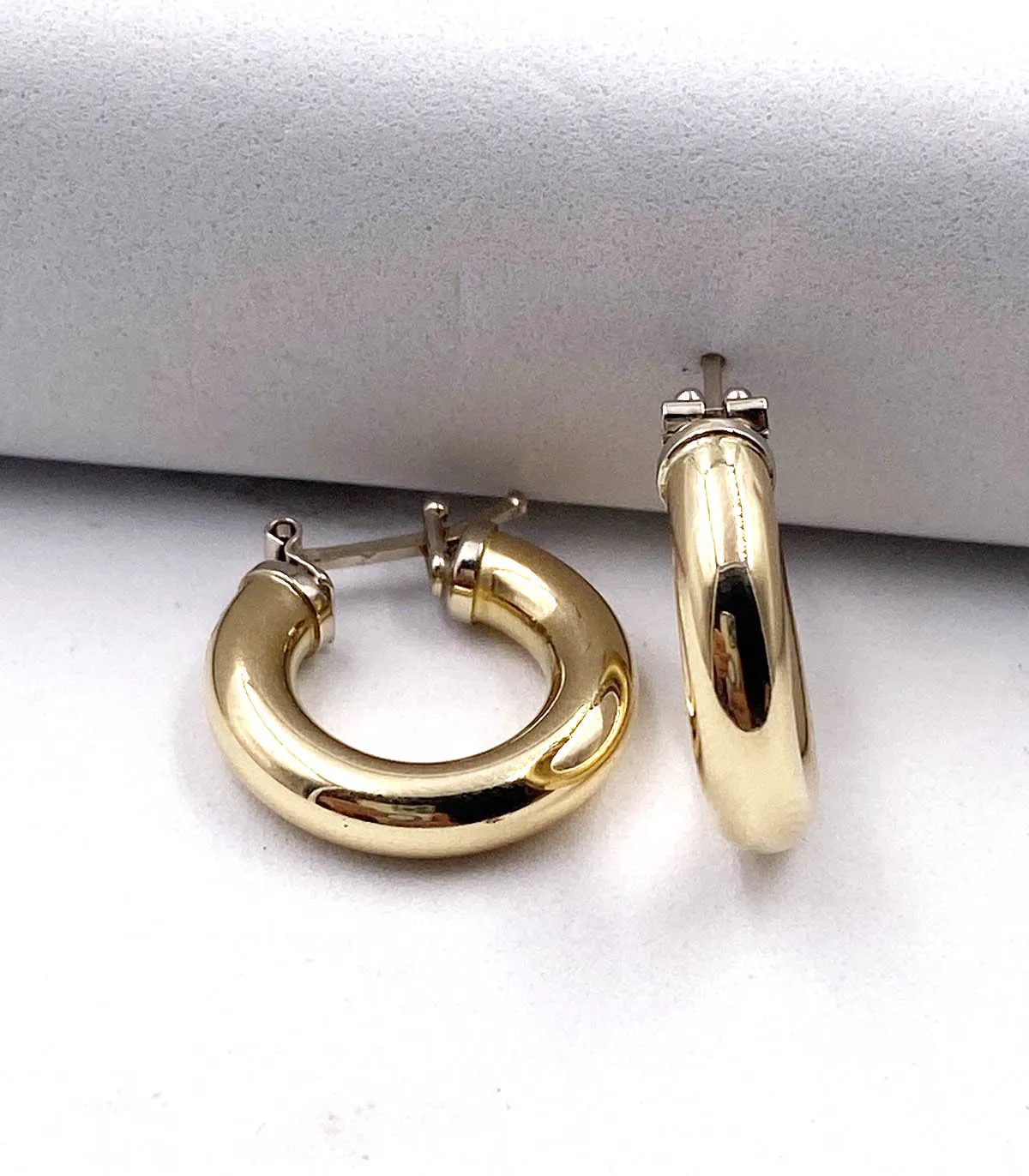 Orecchini a cerchio bombato in oro giallo