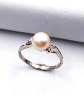 Anello in oro bianco con perla e brillanti carati totali 0,04