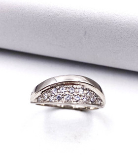 Anello in oro bianco con zirconi