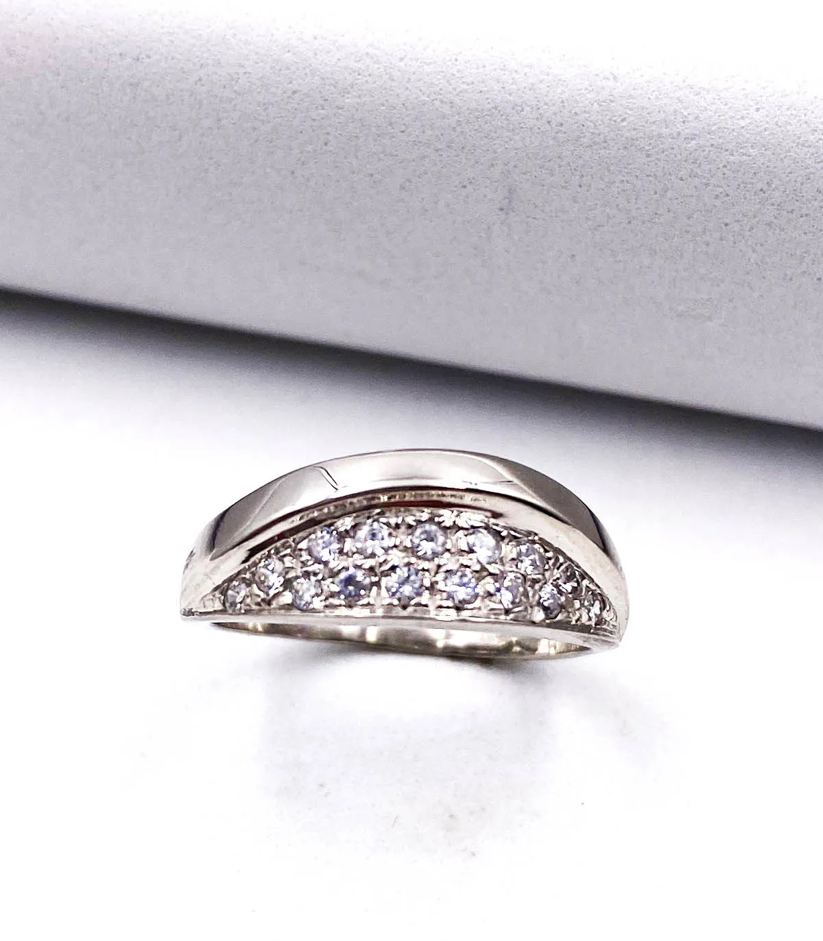 Anello in oro bianco con zirconi