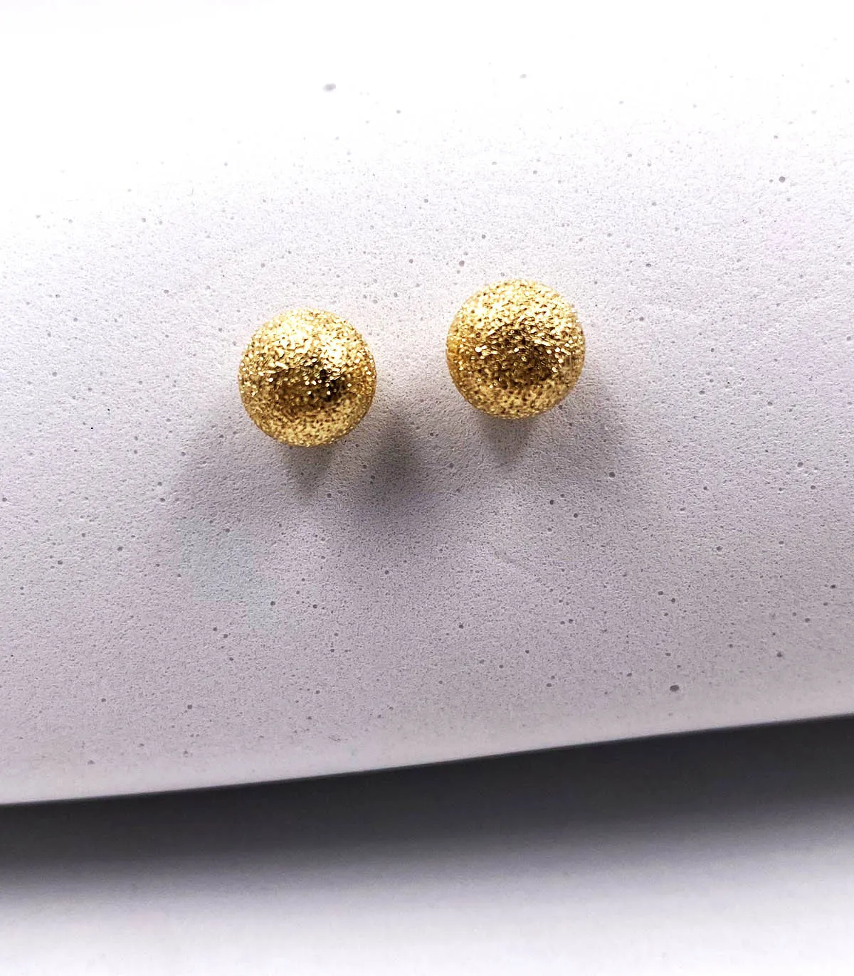 Orecchini sfera in oro giallo satinato