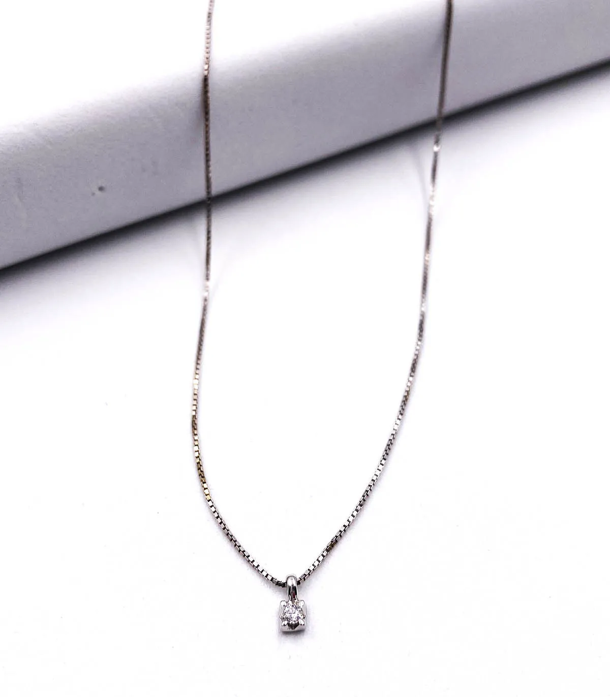 Collana punto luce in oro bianco con brillante da 0,05 carati