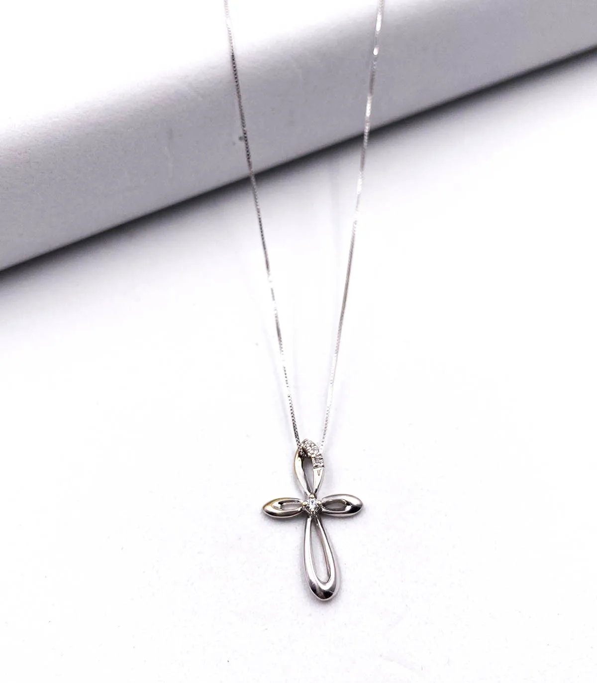 Collana in oro bianco con ciondolo a croce con brillanti carati totali 0,08