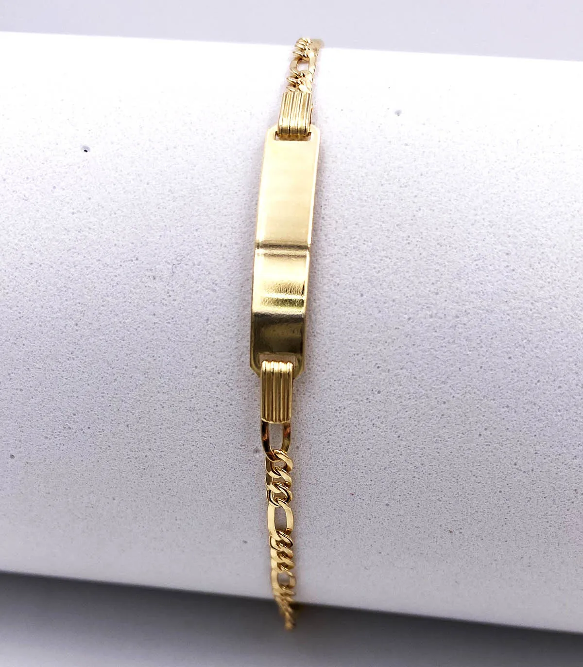 Bracciale in oro giallo con targhetta