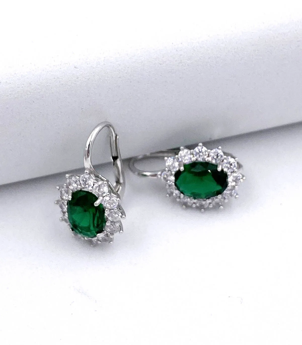 Orecchini pendenti modello kate in oro bianco con quarzo verde e zirconi