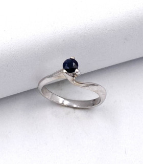 Anello solitario in oro bianco con zaffiro