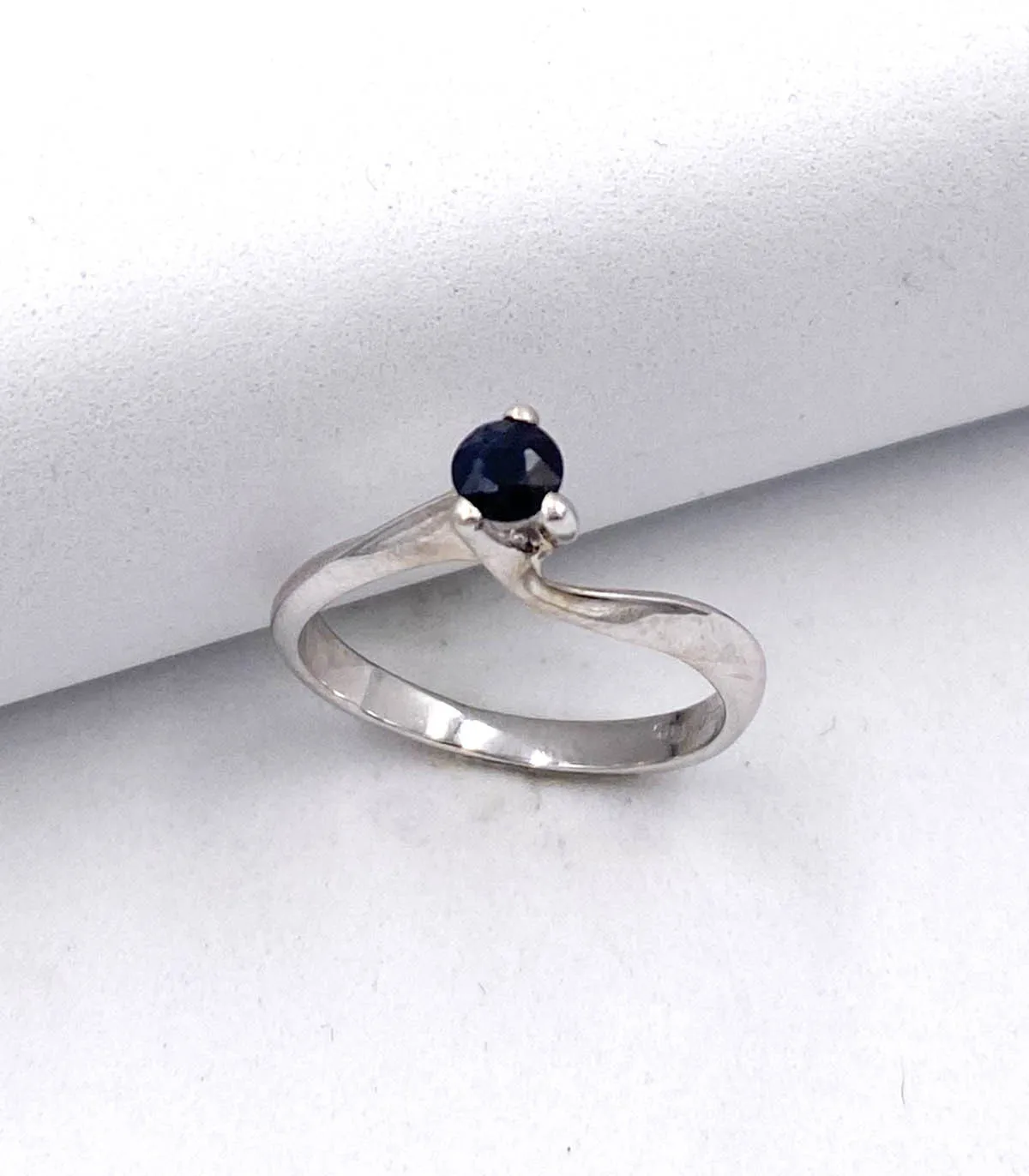 Anello solitario in oro bianco con zaffiro