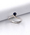 Anello solitario in oro bianco con zaffiro