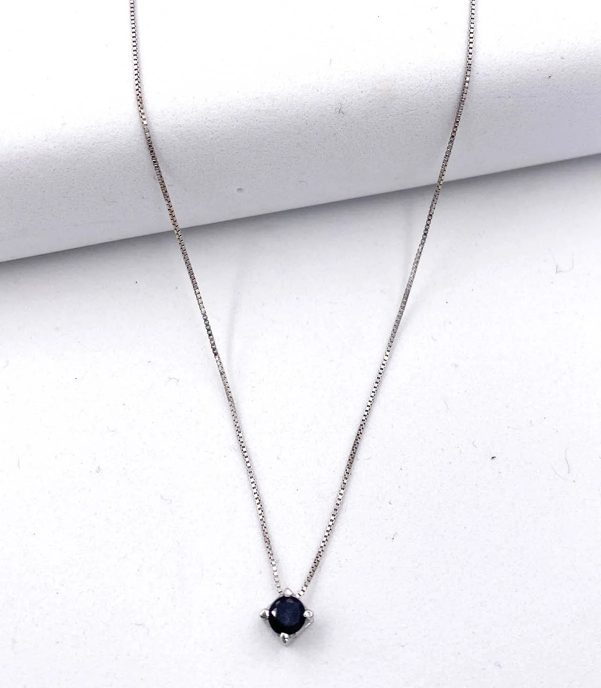 Collana punto luce in oro bianco con zaffiro