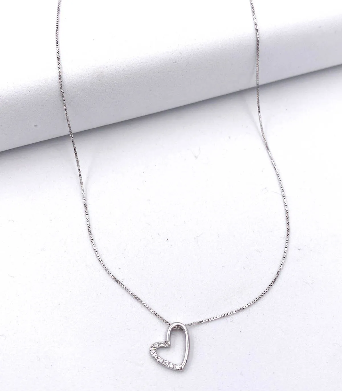 Collana in oro bianco con ciondolo a cuore con zirconi
