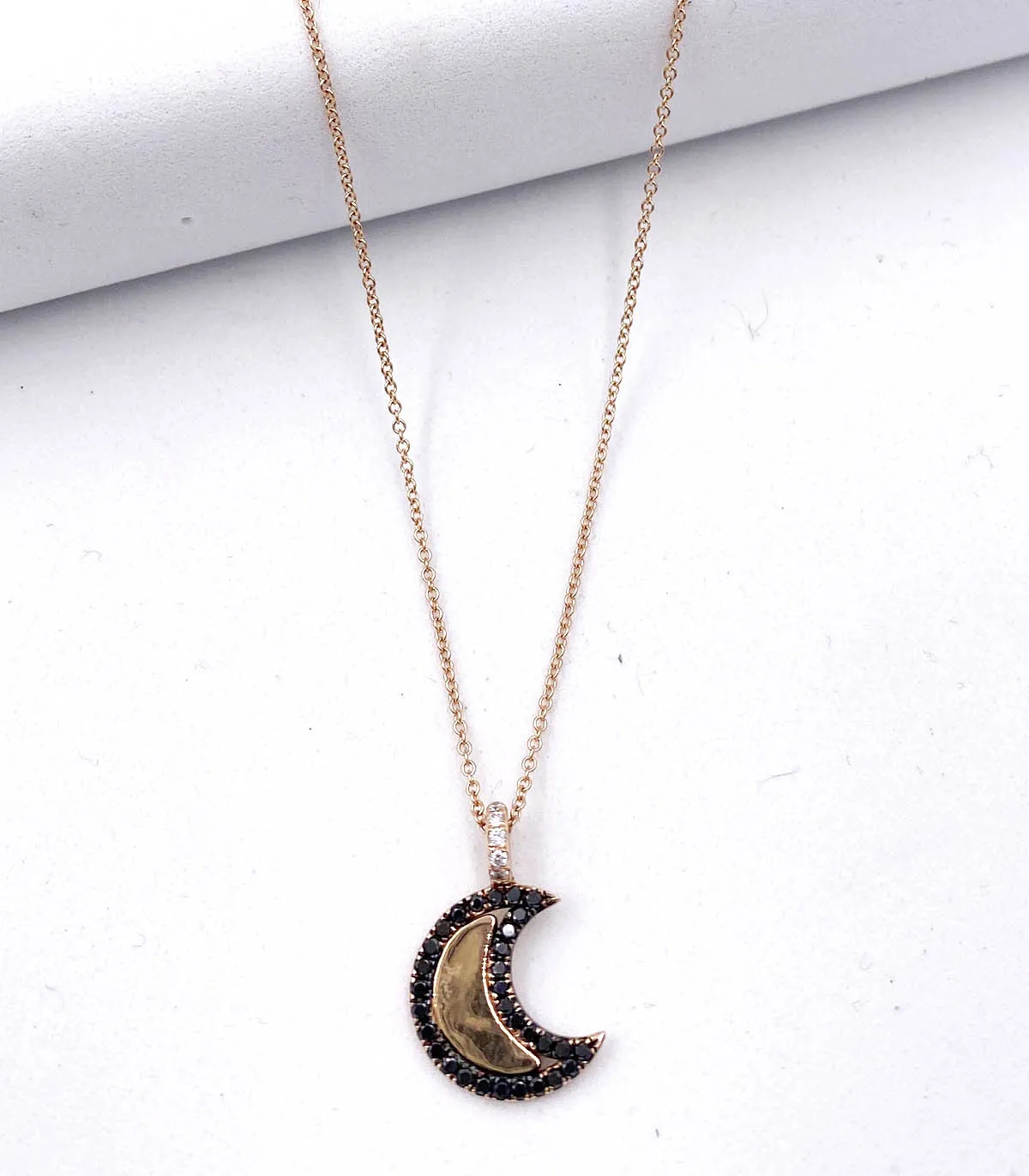 Collana in oro rosa con ciondolo luna con zirconi