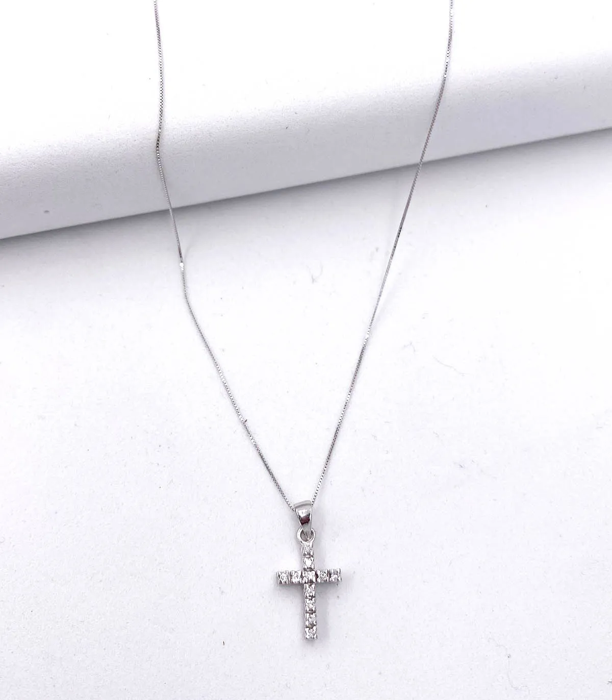 Collana in oro bianco con croce con brillanti cartai totali 0,11