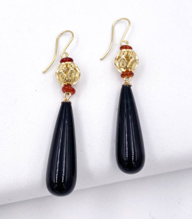 Orecchini in filigrana in oro giallo con agata nera e corniola