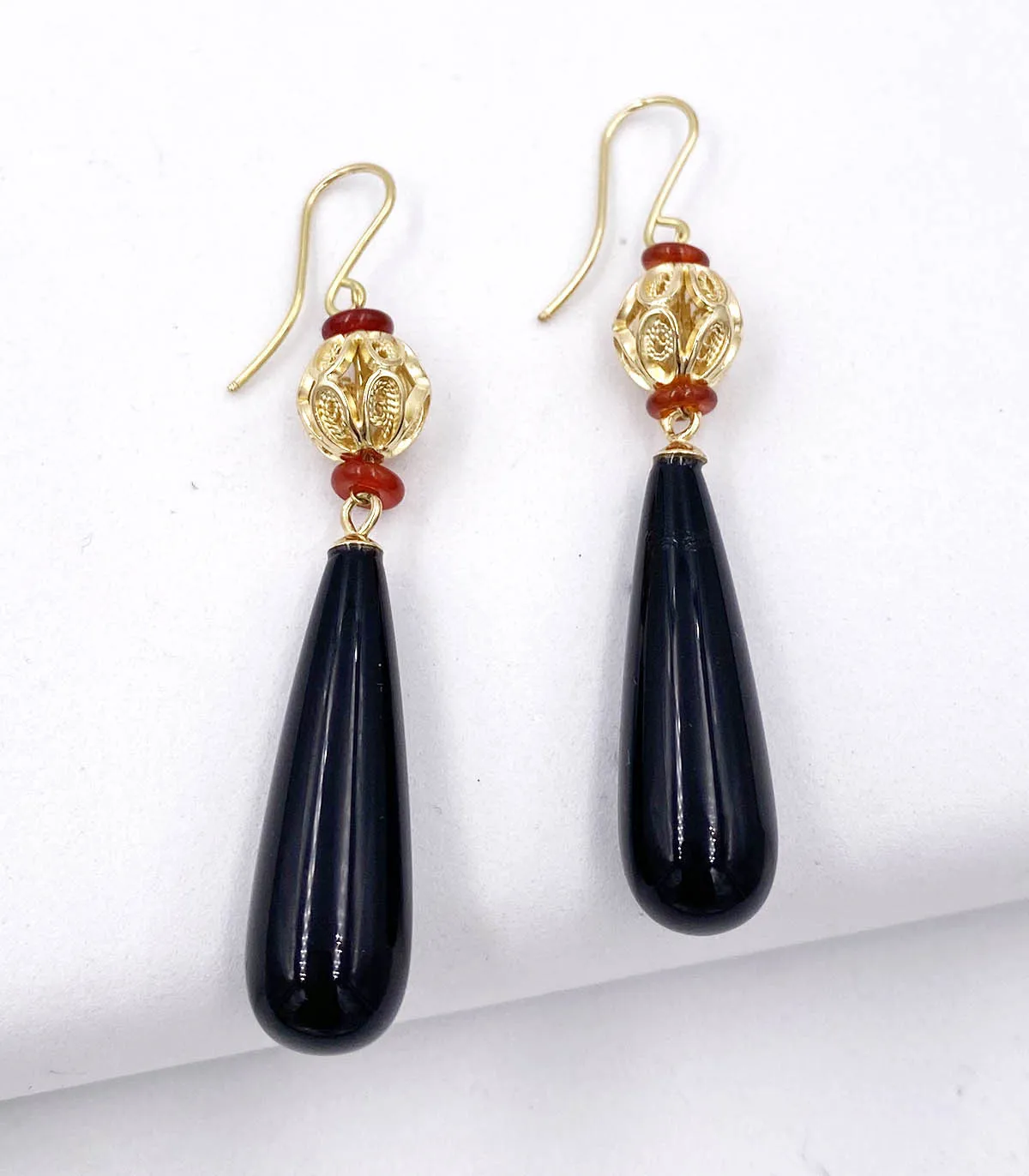 Orecchini in filigrana in oro giallo con agata nera e corniola