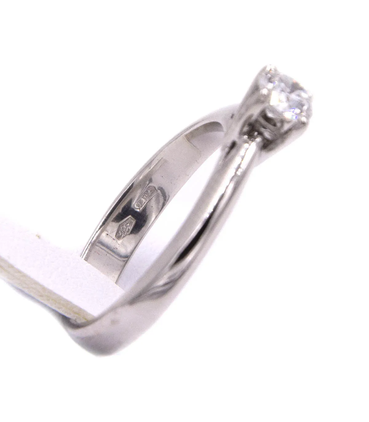 Anello solitario in oro bianco con brillante da 0,40 carati