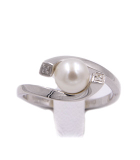 Anello in oro bianco con perla e brillanti carati totali 0,04