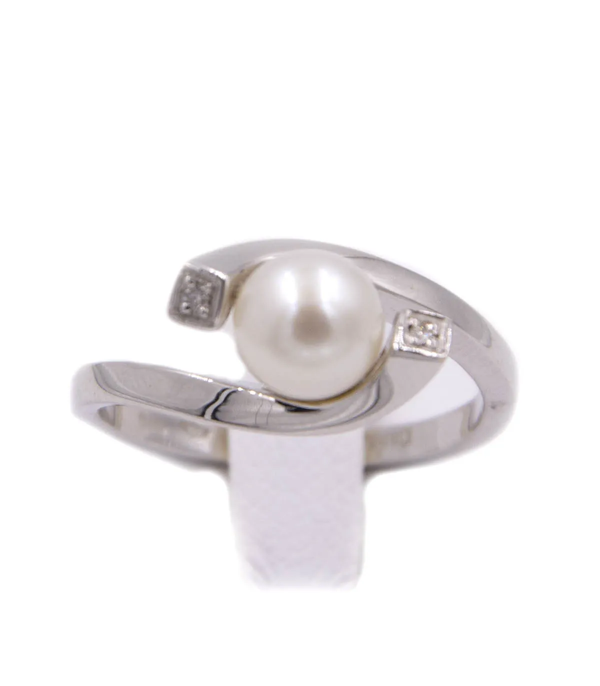 Anello in oro bianco con perla e brillanti carati totali 0,04