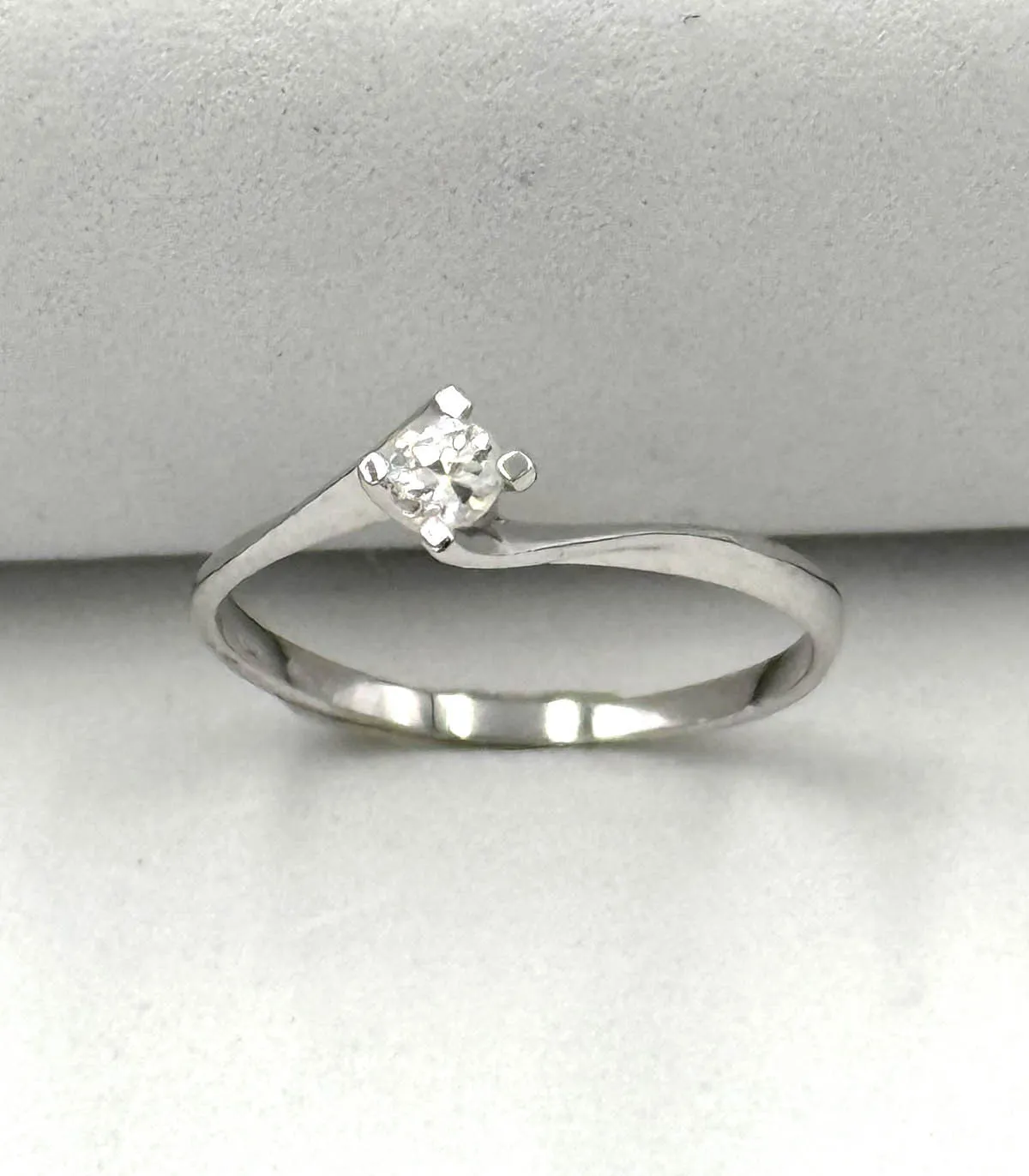 Anello solitario in oro bianco con brillante da 0,08 carati