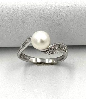 Anello in oro bianco con perla e brillanti carati totali 0,24