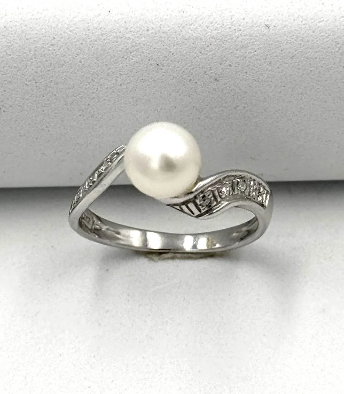 Anello in oro bianco con perla e brillanti carati totali 0,24