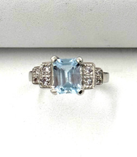 Anello in oro bianco con topazio azzurro e zirconi