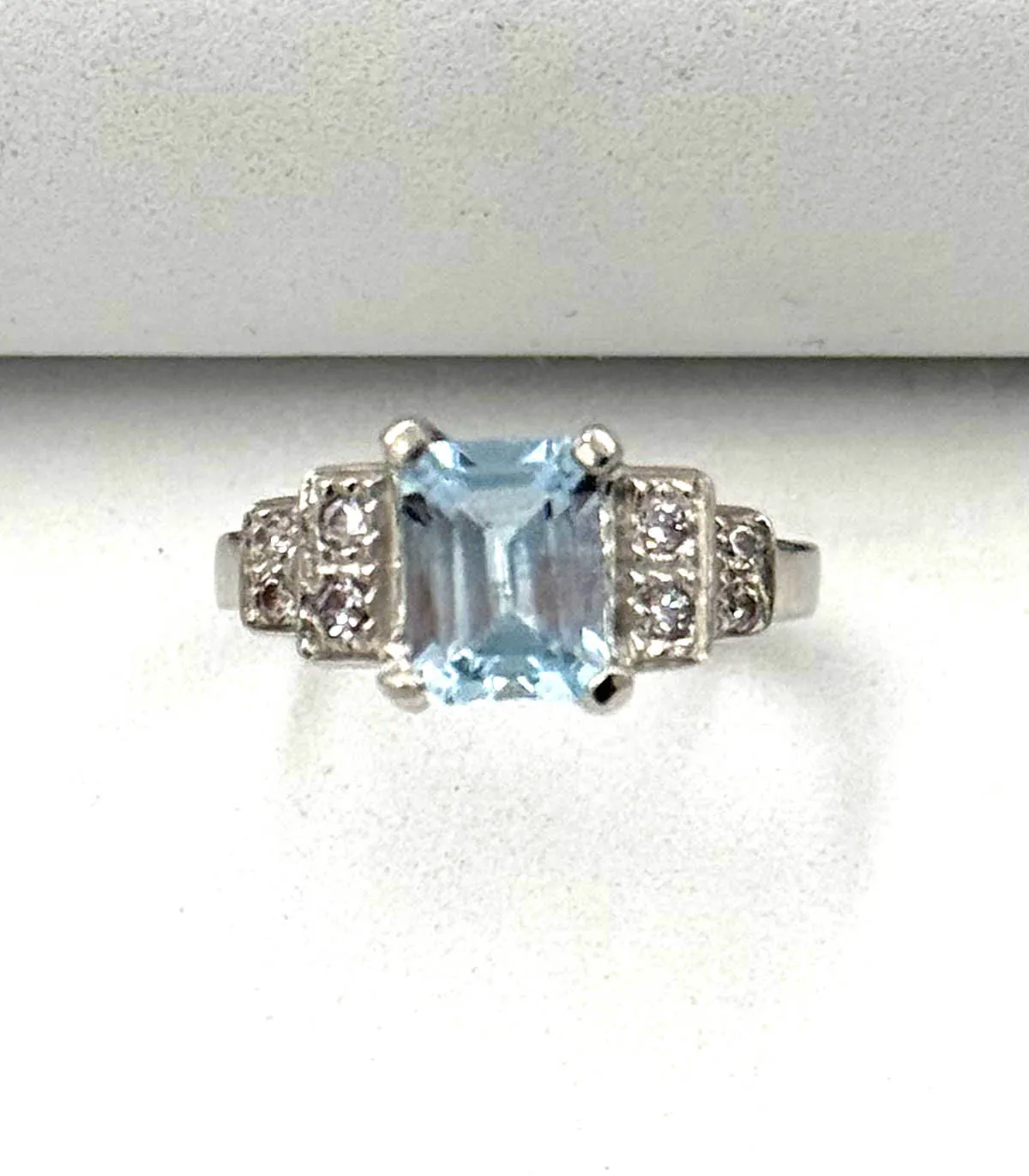 Anello in oro bianco con topazio azzurro e zirconi