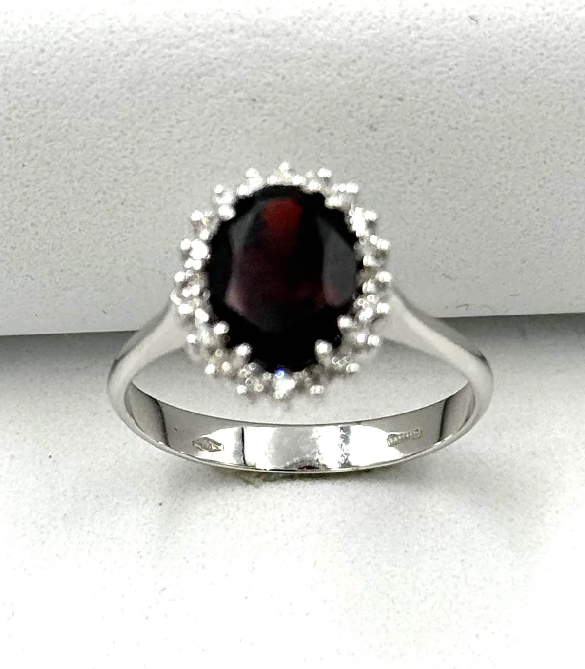 Anello in oro bianco con granato ovale da 2,38 carati e brillanti carati totali 0,16