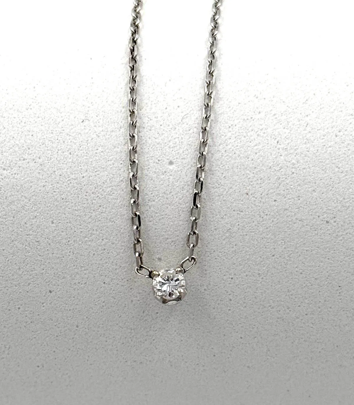 Collana punto luce in oro bianco con brillante da 0,22 carati