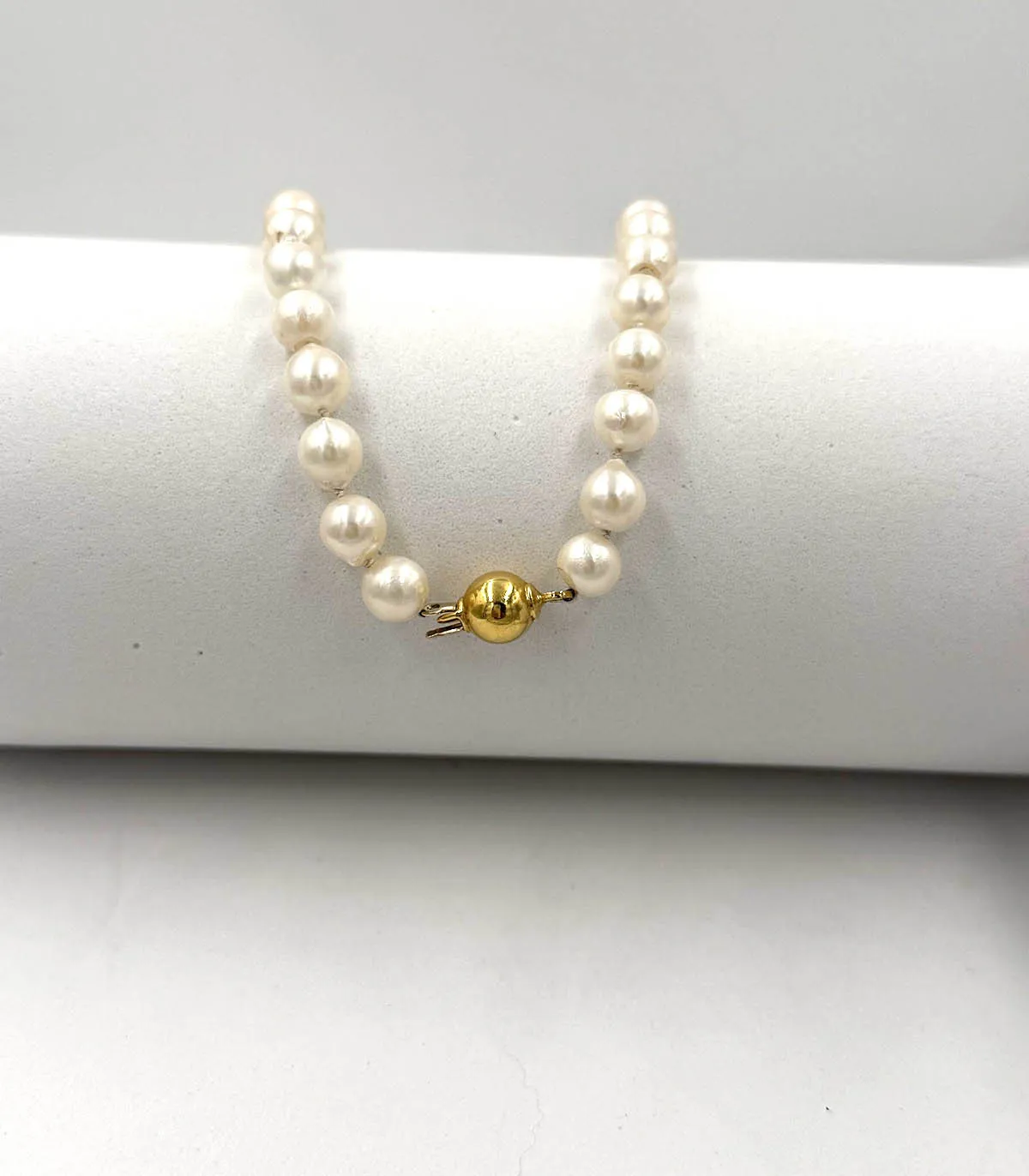 Collana di perle con chiusura in oro giallo