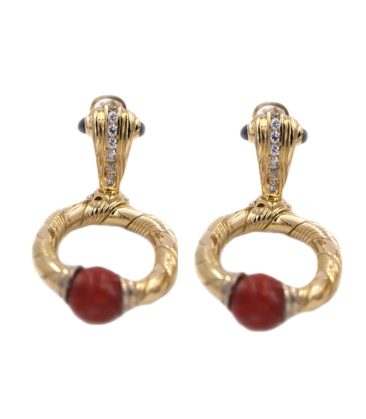 Orecchini pendenti in oro giallo con corallo e brillanti da 0,28 carati totali