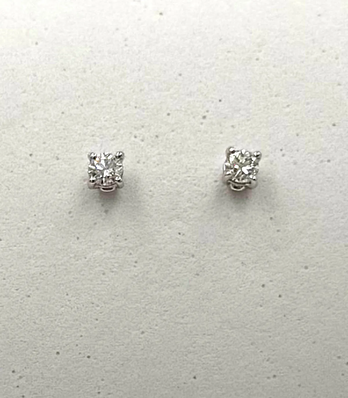 Orecchini punto luce in oro bianco con brillanti carati totali 0,10